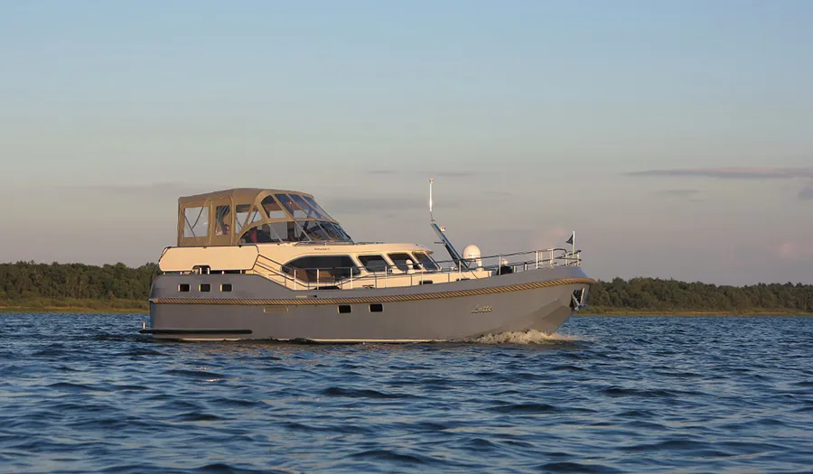 Motoryacht in Fahrt auf dem Kölpinsee