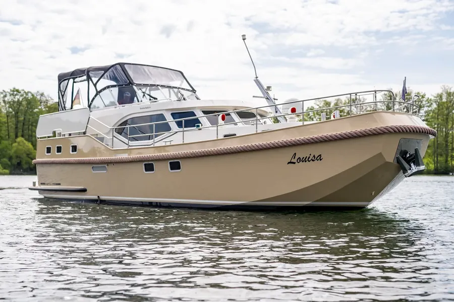Hausboot Schulz 40 „Louisa“ vor bewaldetem Ufer