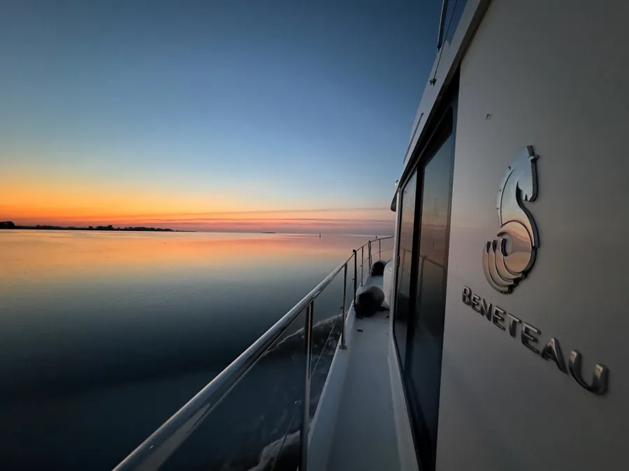 Beneteau Swift Trawler im Sonnenuntergang auf dem See