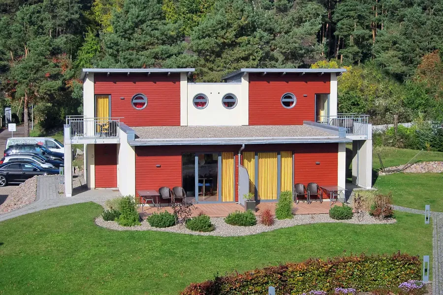 Haus Fleesensee mit Terrasse vor dem Waldhang