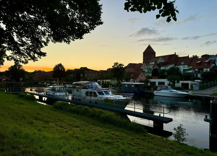 Hafen und Altstadt mit Kirche im Abendlicht
